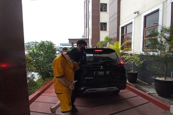 polda jabar tangkap pimpinan pengendali 23 aplikasi pinjaman online ilegal 16513