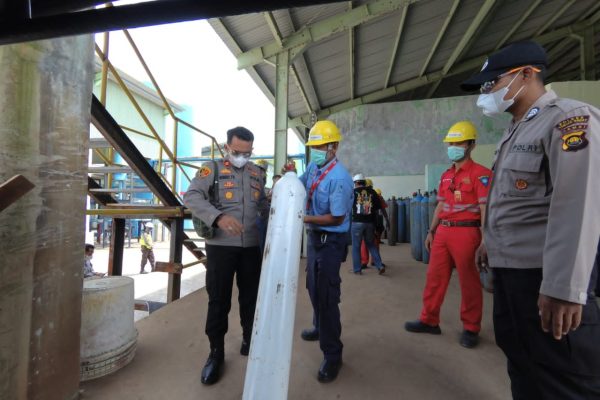 polda jambi bagikan oksigen cair untuk mudahkan masyarakat mendapatkan kebutuhan oksigen 26686