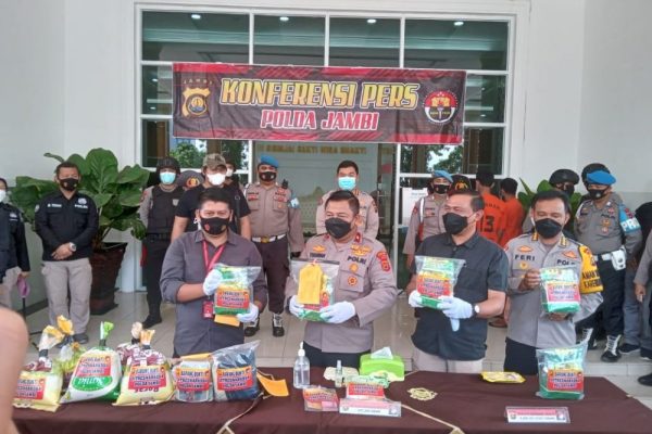 polda jambi berhasil gagalkan peredaran 5 kg sabu yang akan diedarkan di lampung dan pulau jawa 24833