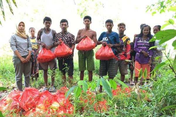 polda jambi berikan bantuan sembako untuk warga sad di sarolongun 9866