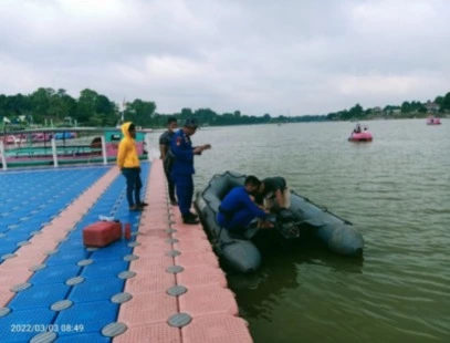 polda jambi prepared rubber boat in lake sipin for emergency situation 44987