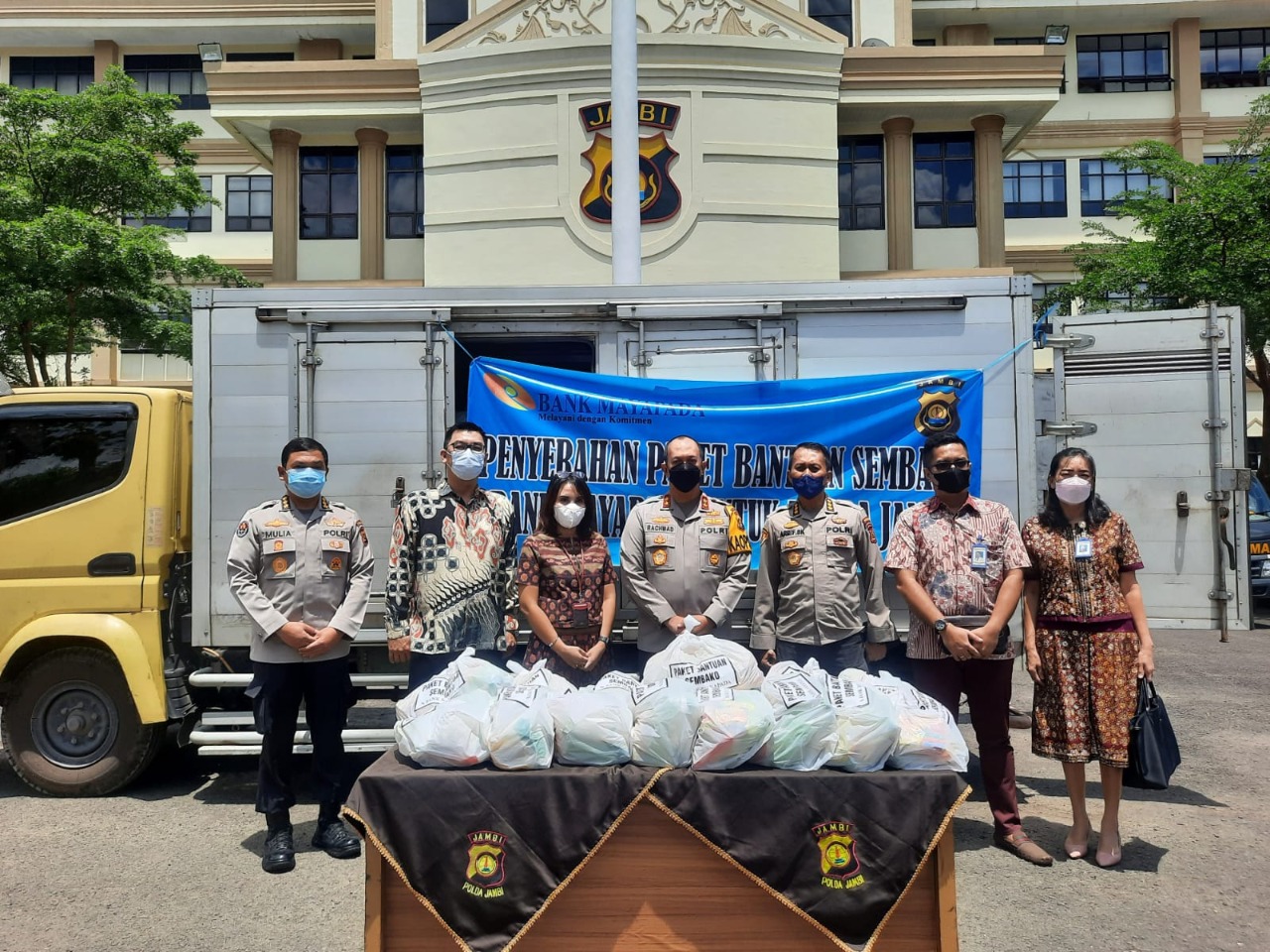 polda jambi salurkan 2 000 paket sembako ke masyarakat bantuan dari bank mayapada 45748