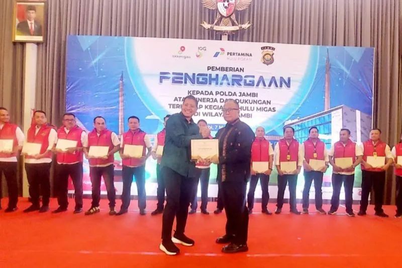 polda jambi terima penghargaan skk migas berhasil ungkap illegal tapping 71181