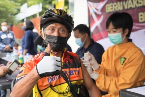 polda jateng bantu vaksin booster bagi warga semarang dengan target 1 000 dosis 34491