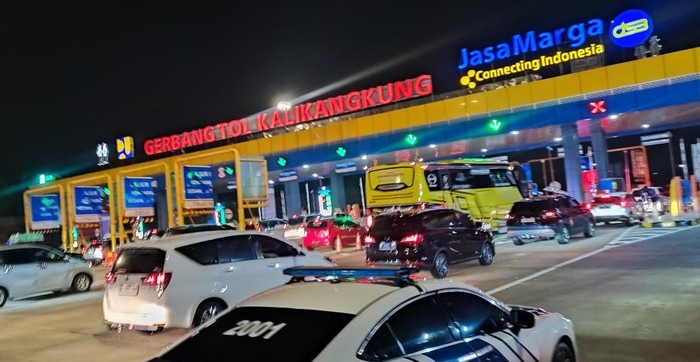 polda jateng belakukan one way lokal 72355