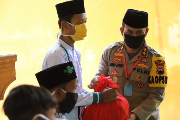 polda jateng beri bantuan warga terdampak covid 19 di pekalongan 12799