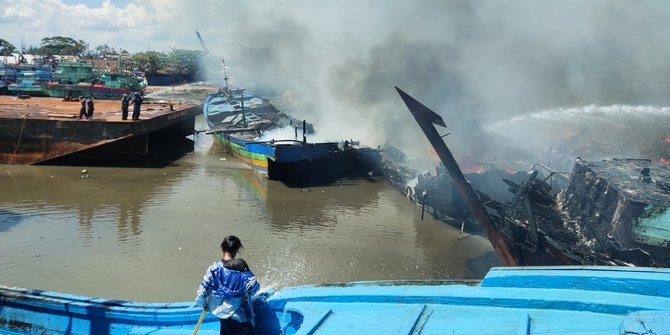 polda jateng kerahkan tim labfor untuk selidiki kebakaran 13 kapal di pelabuhan tegal 25035