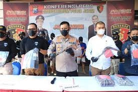 polda jatim berhasil tangkap tiga jambret spesialis pecah kaca mobil 16187