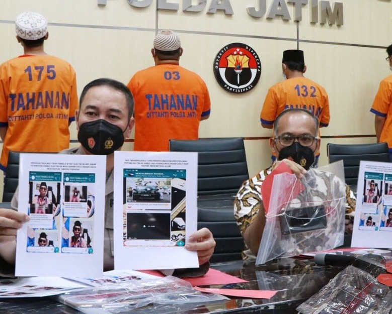 polda jatim gelar press conference terkait pengungkapan kasus penyebar ujaran kebencian terhadap menkopolhukam mahfud md 32896