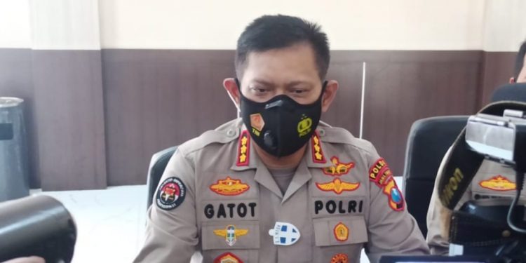polda jatim kirimkan 100 personel brimobda jatim untuk bantu pengamanan pergelaran pon xx di papua 24448