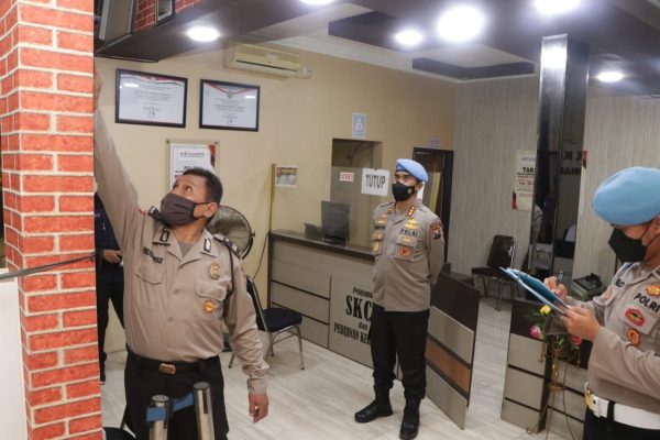 polda jatim melakukan cek kedisiplinan dan kesiapsiagaan anggota 23064