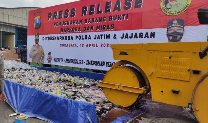 polda jatim musnahkan barang bukti ribuan miras dan narkoba 31069