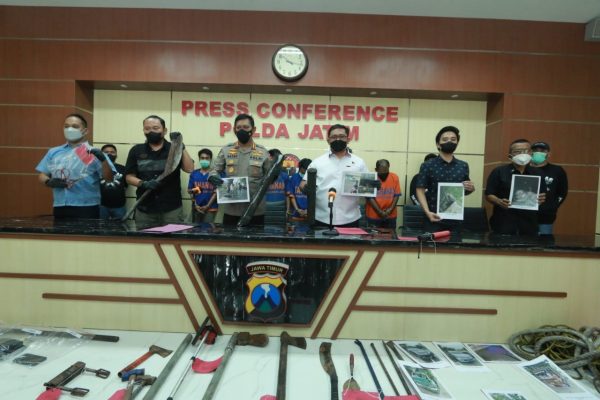 polda jatim ringkus komplotan spesialis pencurian kabel bawah tanah milik telkom 17623