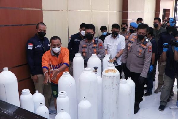 polda jatim segel gudang penjualan tabung oksigen palsu 16401