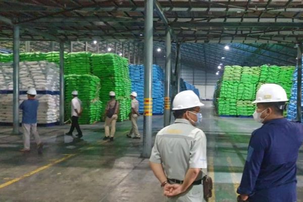 polda jatim temukan 37 000 ton gula di gudang pt ktm lamongan 36974