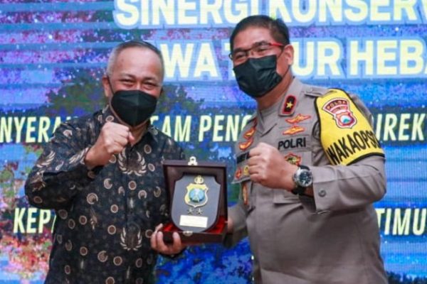 polda jatim terima penghargaan dari dirjen ksdae kementerian lhk 45156
