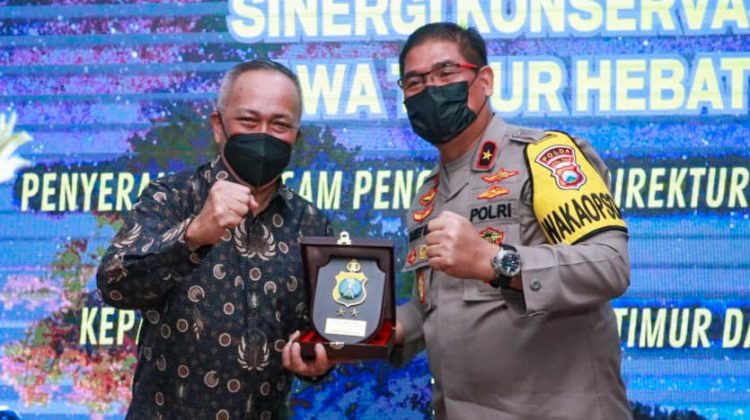 polda jatim terima penghargaan dari dirjen ksdae kementerian lhk 45156
