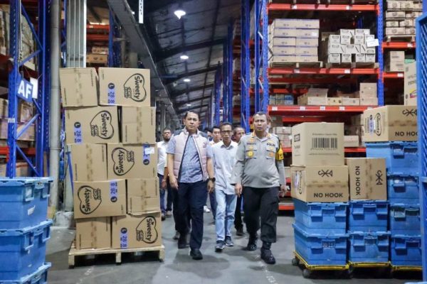 polda jatim terus lakukan pengawasan terhadap harga kebutuhan pokok menjelang idul fitri 1445 h 71068