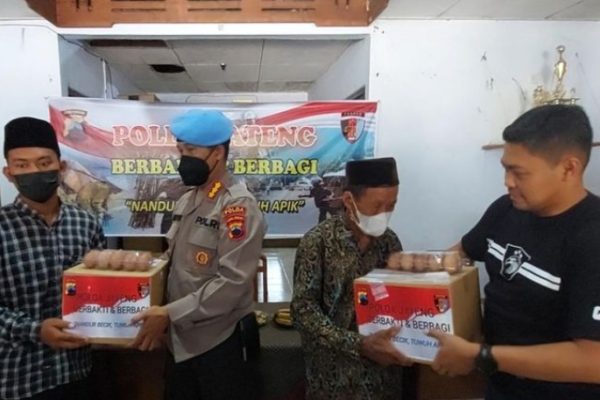 polda jawa tengah bagikan 200 paket sembako di kendal dan semarang 49843