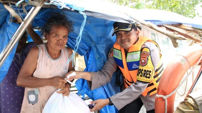 polda kalbar bagikan 100 paket sembako dan pengobatan gratis bagi korban banjir di melawi 50525
