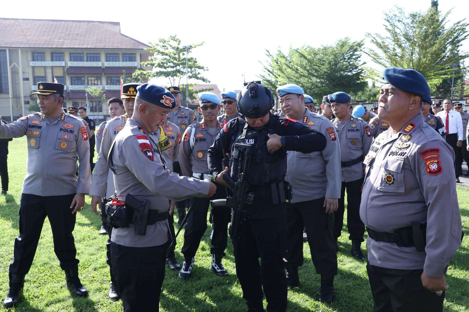 polda kalbar lakukan pengecekan senpi anggota 82245