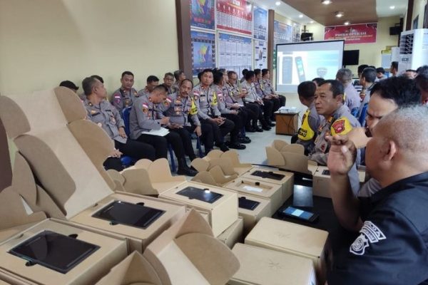 polda kalbar melaksanakan distribusi ht canggih dalam menunjang pengamanan pemilu 2024 69695