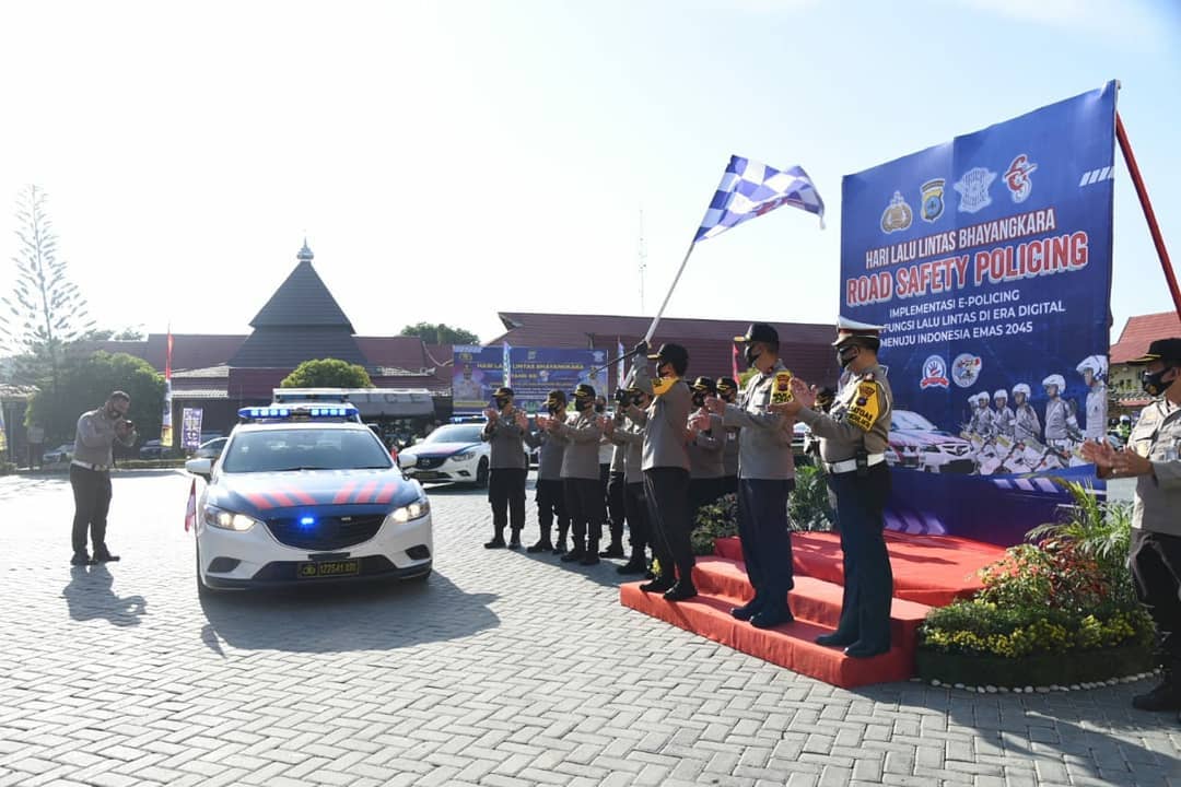 polda kalsel bagikan sembako dan masker peringati hari lalu lintas ke 65 tahun 2020 35202