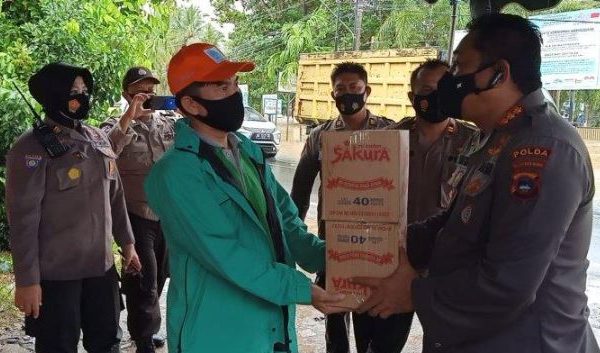 polda kalsel berikan bantuan sembako untuk korban banjir di banjar 12991