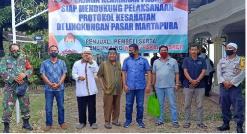 polda kalsel imbau pihak keamanan dan juru parkir terapkan protokol kesehatan di pasar 19382