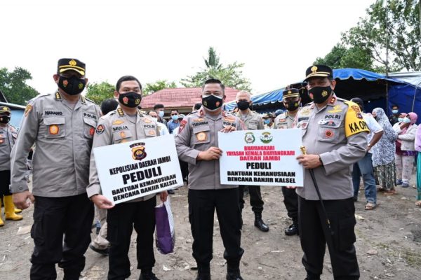 polda kalsel terima bantuan kemanusiaan dari polda jambi 11900
