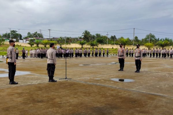 polda kaltara berikan penghargaan pin emas kapolri pada 2 personel berprestasi 30402