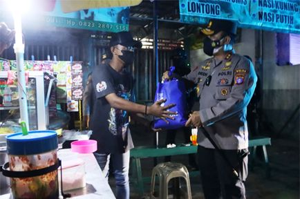 polda kalteng bagikan 1 400 paket bansos bagi warga terdampak ppkm mikro 26497