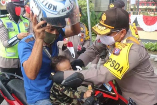 polda kalteng bagikan puluhan paket sembako dan ribuan masker 11389