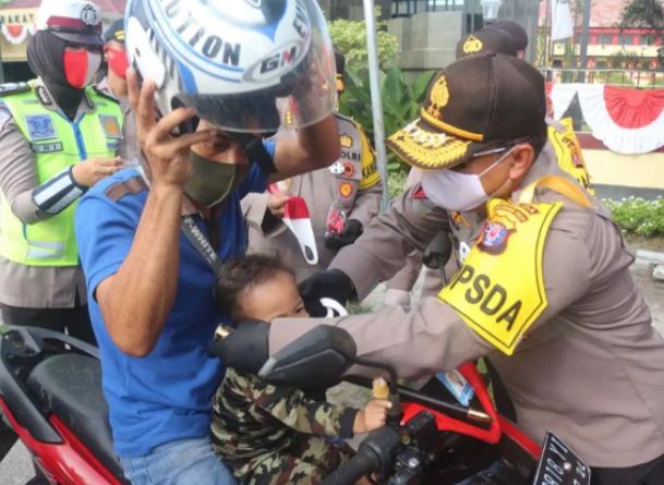 polda kalteng bagikan puluhan paket sembako dan ribuan masker 11389