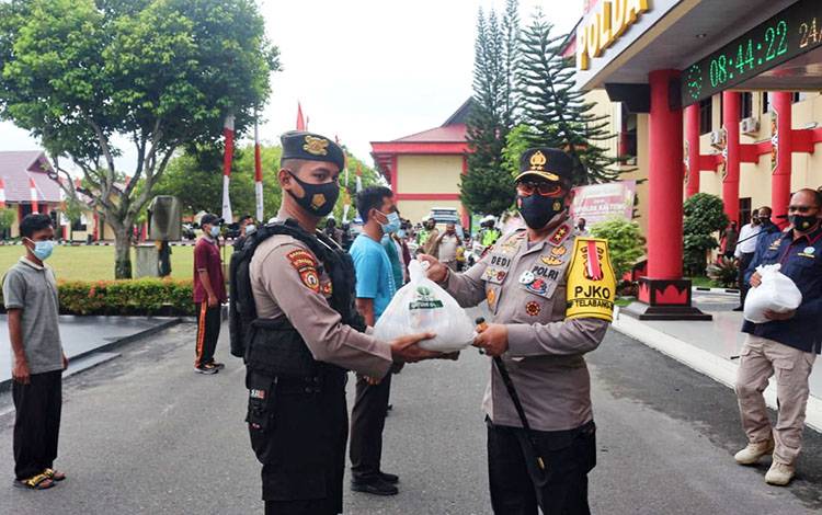 polda kalteng bagikan ratusan paket sembako 32990
