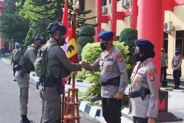 polda kalteng berangkatkan 122 personel brimob ke papua 25388