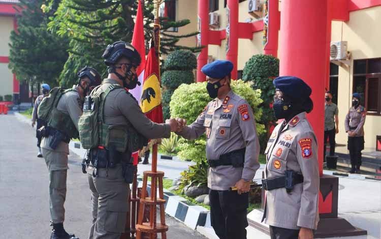 polda kalteng berangkatkan 122 personel brimob ke papua 25388