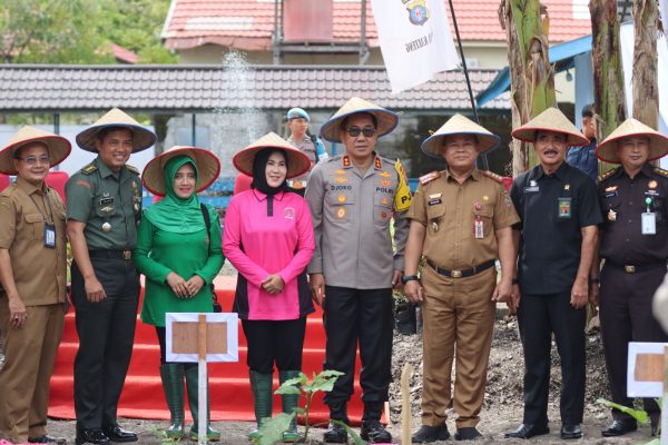 polda kalteng bersama bhayangkari tebar benih ikan dan bibit tanaman 84605