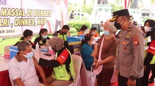 polda kalteng dan forkopimda gelar vaksinasi di acara car free day 24886
