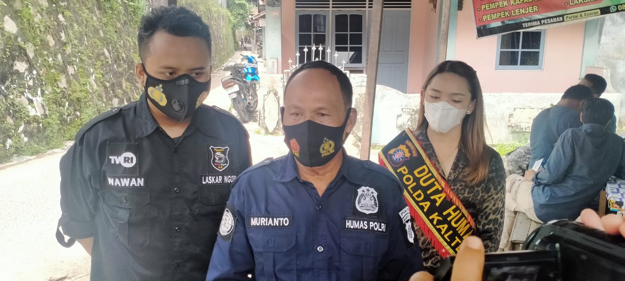 polda kalteng dan komunitas wartawan laskar ngopi bagikan 1 000 masker untuk warga 36730