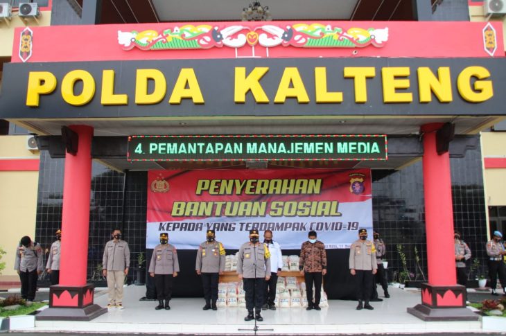 polda kalteng kembali bantu masyarakat terdampak covid 19 11710