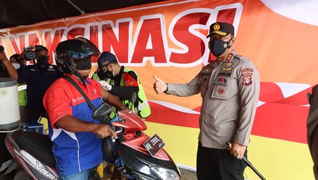 polda kalteng kembali gelar 1 000 vaksinasi drive thru di palangka raya 24541