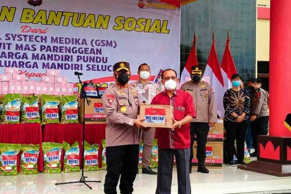 polda kalteng salurkan ribuan paket sembako kepada warga terdampak banjir 9682