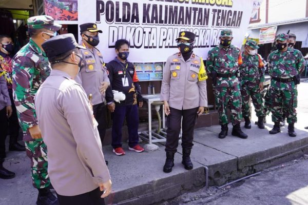 polda kalteng tinjau vaksinasi massal di pasar besar kota palangka raya 28739