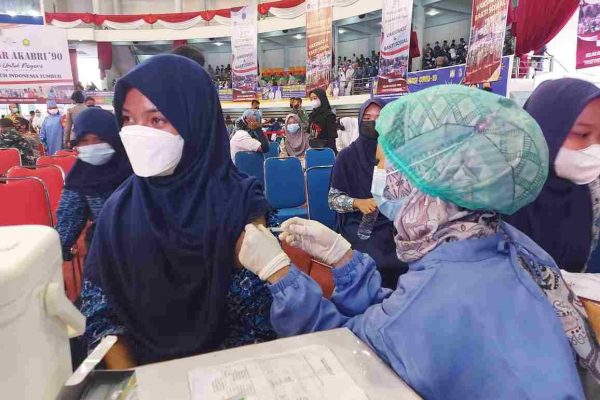 polda kaltim dan akabri 90 sebar 9 000 dosis vaksin untuk pelajar di kaltim 24766