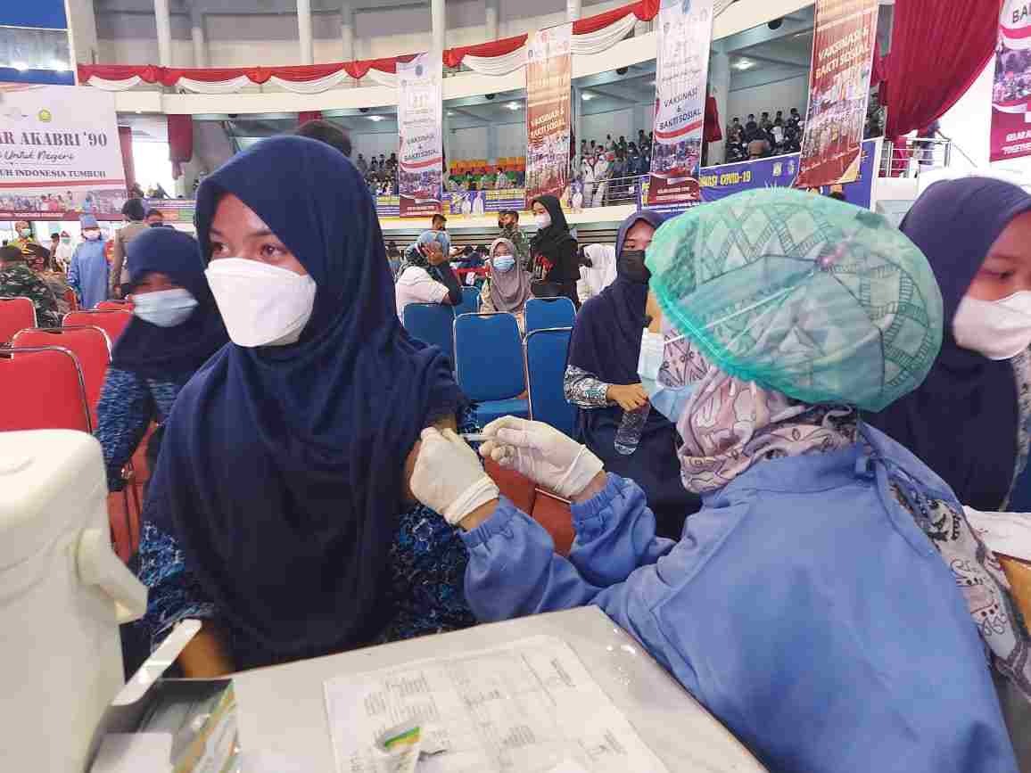 polda kaltim dan akabri 90 sebar 9 000 dosis vaksin untuk pelajar di kaltim 24766