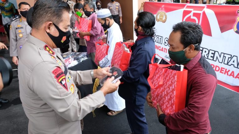 polda kaltim dan jajaran gelar bakti sosial serentak 11393