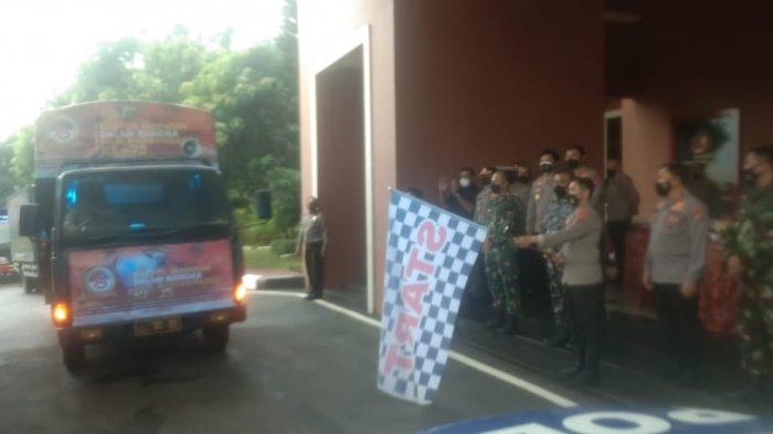 polda kaltim kirim bantuan ke warga terdampak covid 19 29030