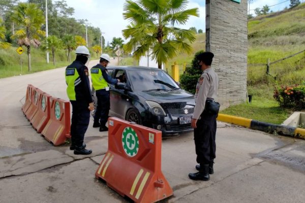 polda kaltim laksanakan pengamanan dan monitoring protokol kesehatan di objek vital 11593