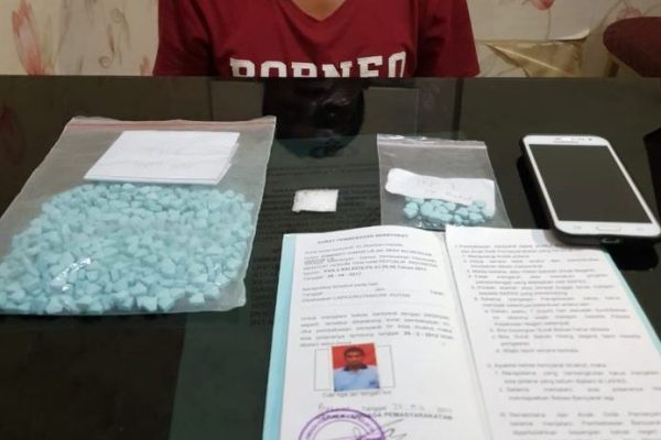 polda kepri berhasil amankan dua orang pemilik narkotika 16100